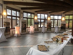 Buffet de produits régionaux dans la salle de restaurant