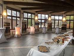 Buffet de produits régionaux dans la salle de restaurant