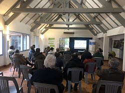 Réunion dans la salle de restaurant