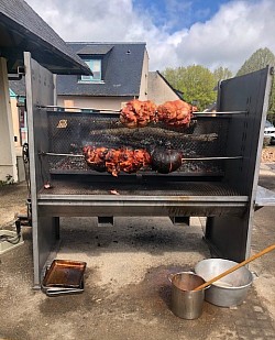 Jambon à la broche préparé par le Domaine du Bois du Loup